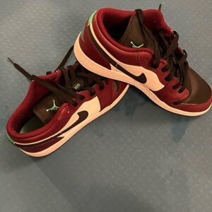 Nike Air Jordan 1 Low SE GS Dark Beetroot Gently worn inner edge, Youth size.